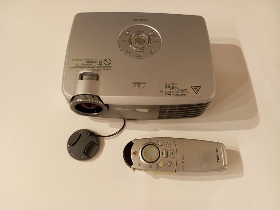 Toshiba XGA Data Video Projector model TDP-P8 AC 100-240V 50/60Hz bio film dator