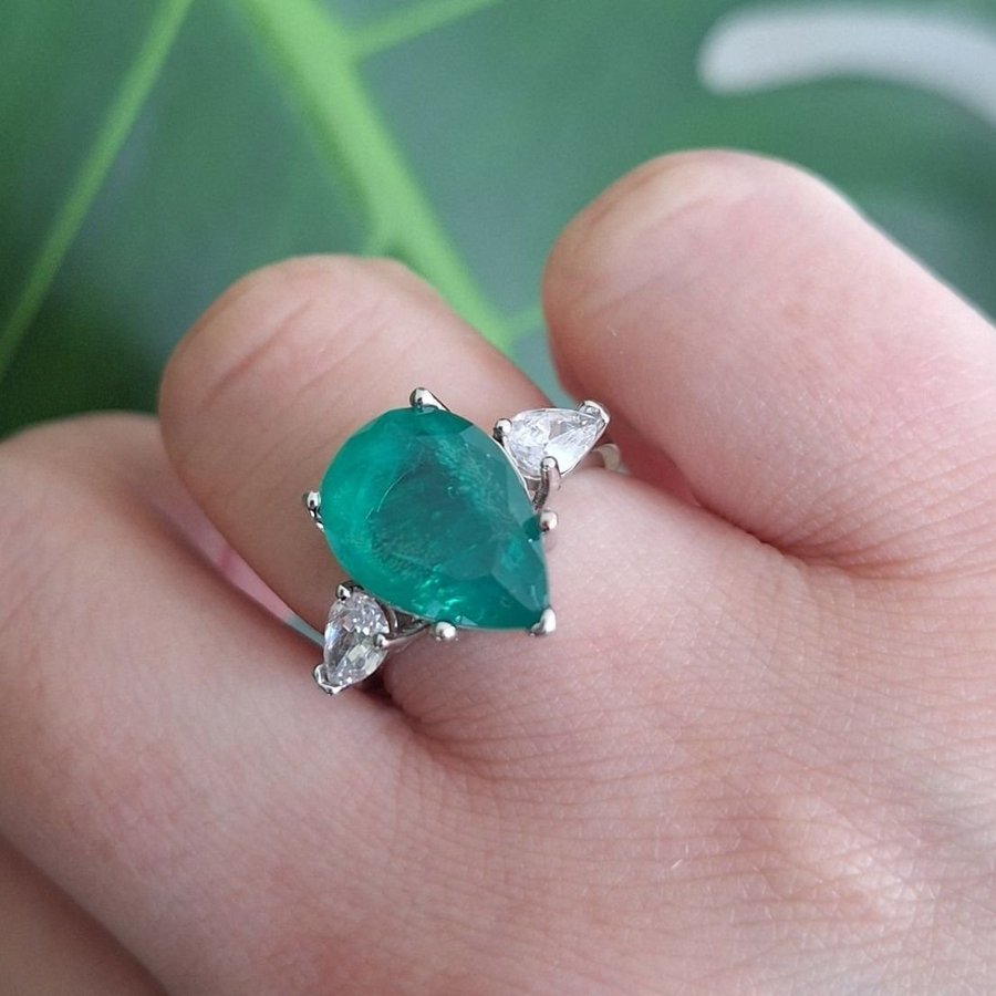 Emerald imitation silver ring 925