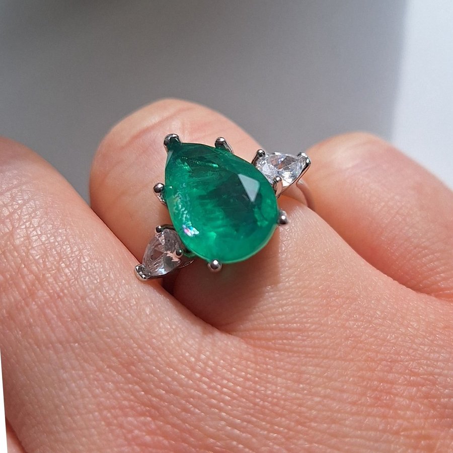Emerald imitation silver ring 925