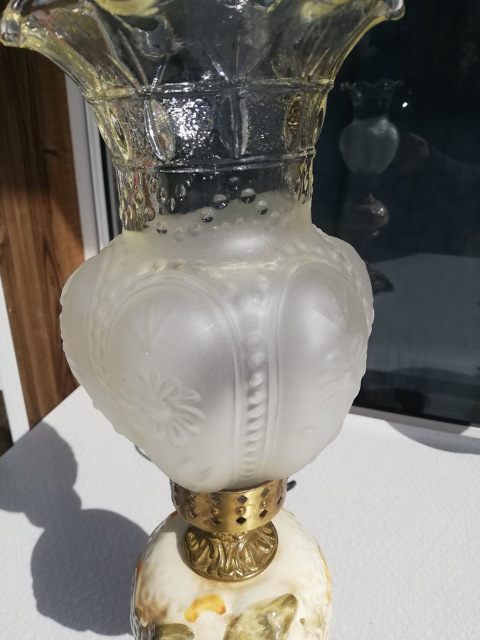 Vintage fotogenlampa i porslin frostat glas  antik mässing