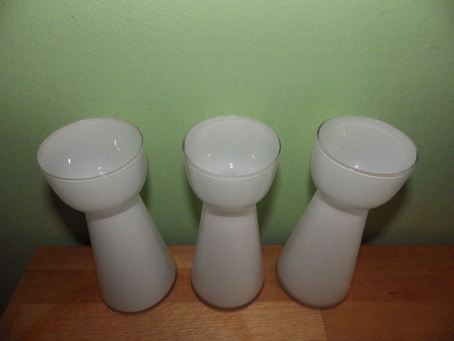 Tre st Vita LÖK/HYACINTGLAS/vaser i glas med underfång