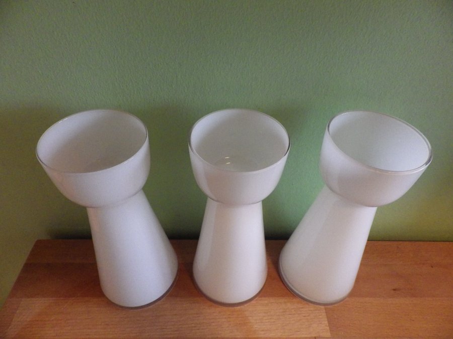 Tre st Vita LÖK/HYACINTGLAS/vaser i glas med underfång