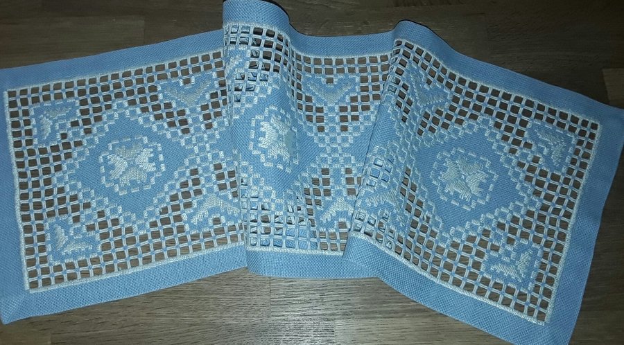 Retro Handbroderad vacker blå LÖPARE duk i Hardanger Välbroderad