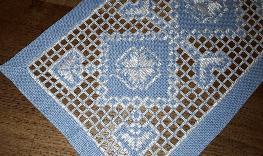 Retro Handbroderad vacker blå LÖPARE duk i Hardanger Välbroderad