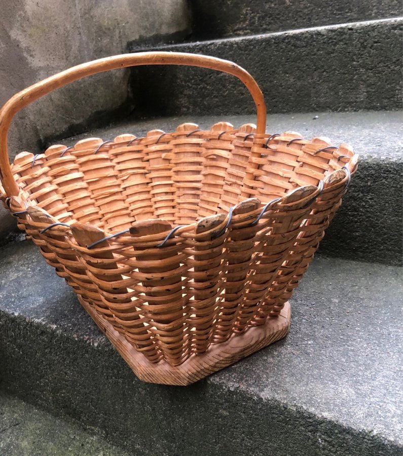 Vacker antik picknick korg