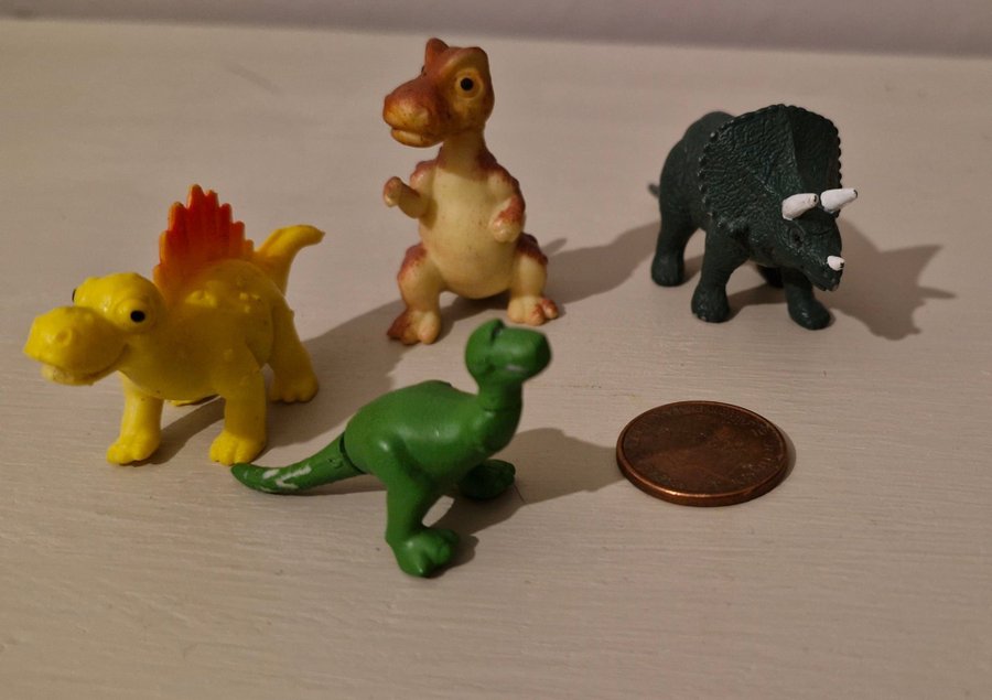 4 stycken små dinosauriefigurer