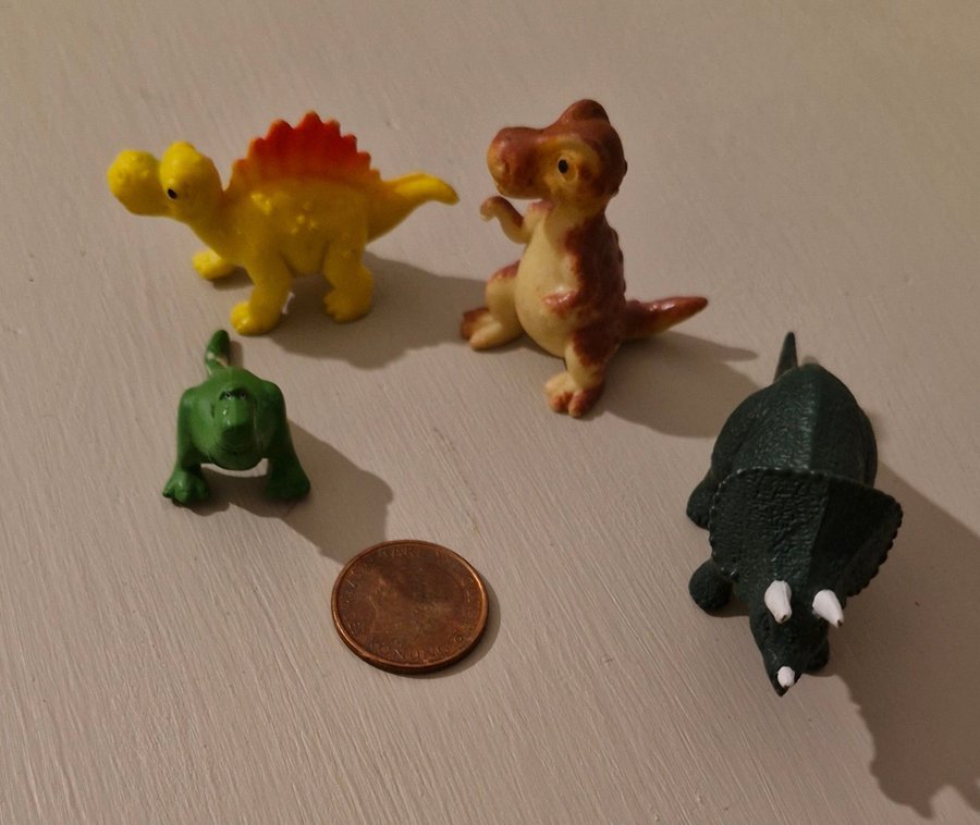 4 stycken små dinosauriefigurer