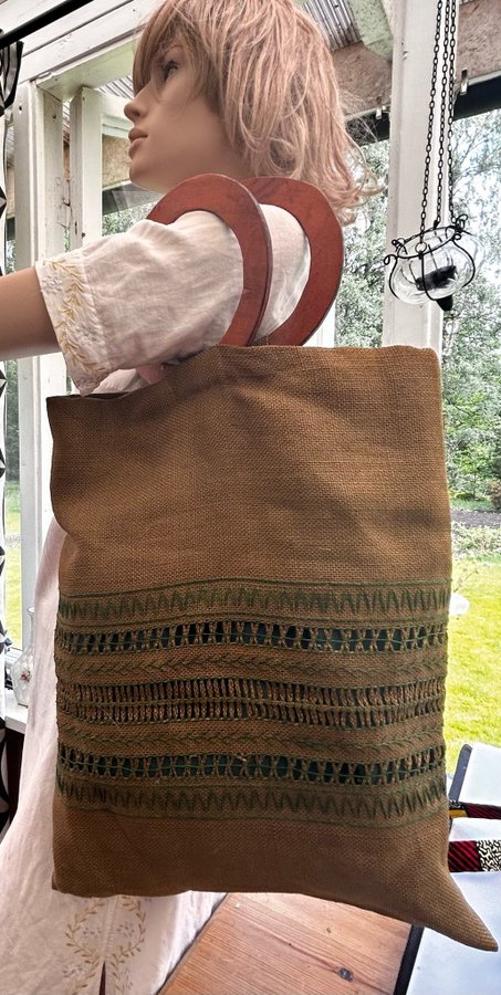 Unik hemma gjord handbroderad handsydd fantastisk väska me handgjord trähandtag