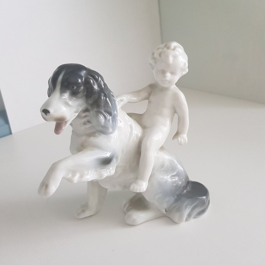 Porslin cocker spaniel figur med pojke Putti Vintage före 1950