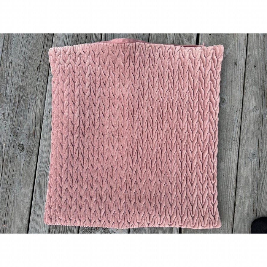 Flätstickad rosa kuddfodral ( gammalrosa kudde textil inredning nygl