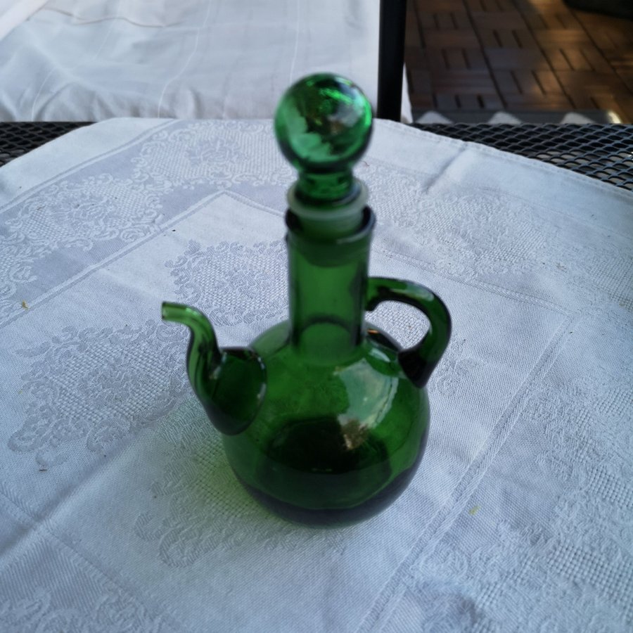 Vackert liten behållare i grönt glas