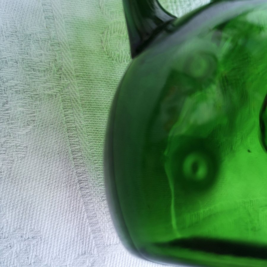 Vackert liten behållare i grönt glas