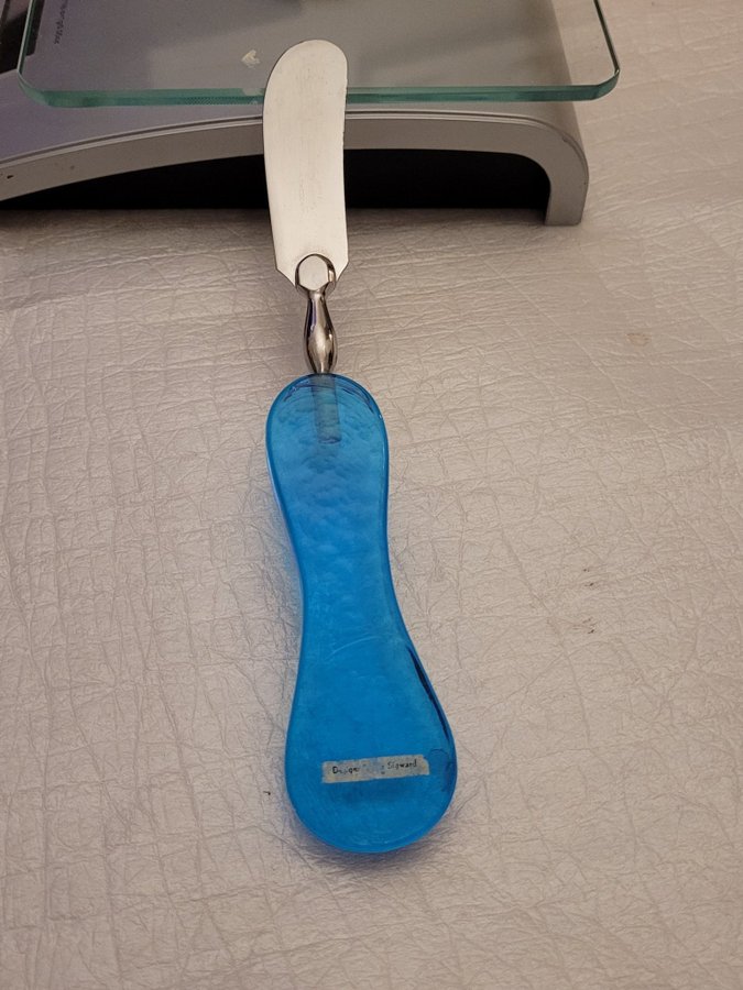 Vacker Smörkniv i Rostfritt Stål Sweden med Glas handtag i Toppen Skick