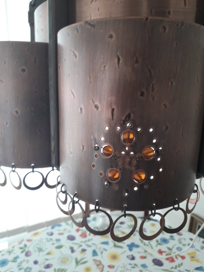 En Orginel Taklampa som sticker ut i form i Koppas o trå 60-tal