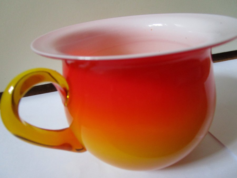 RETRO - Bergdala - Härligt röd/orange/gul skål/vas i glas i underbart rund form