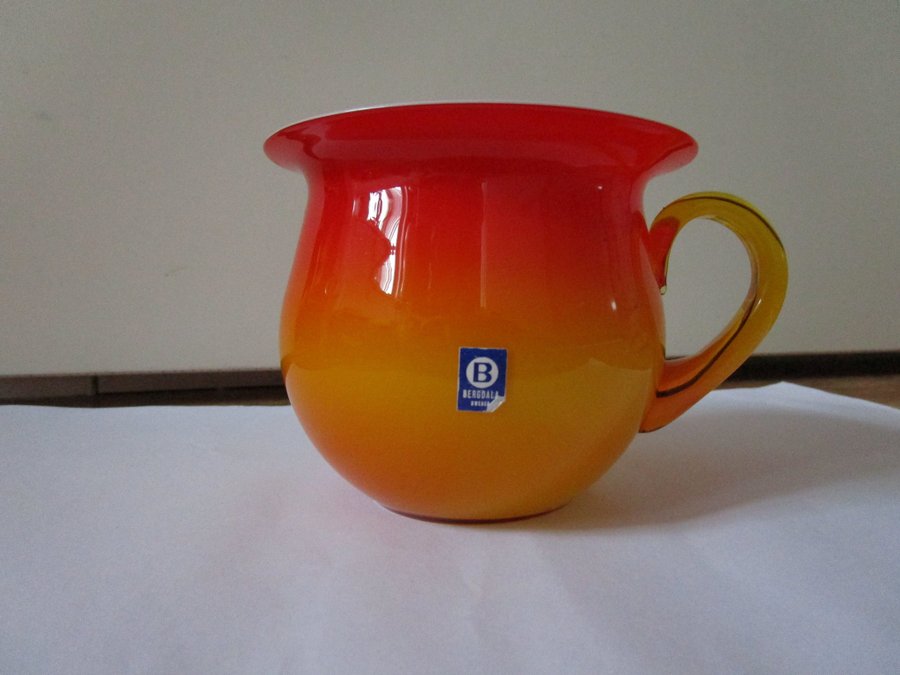 RETRO - Bergdala - Härligt röd/orange/gul skål/vas i glas i underbart rund form