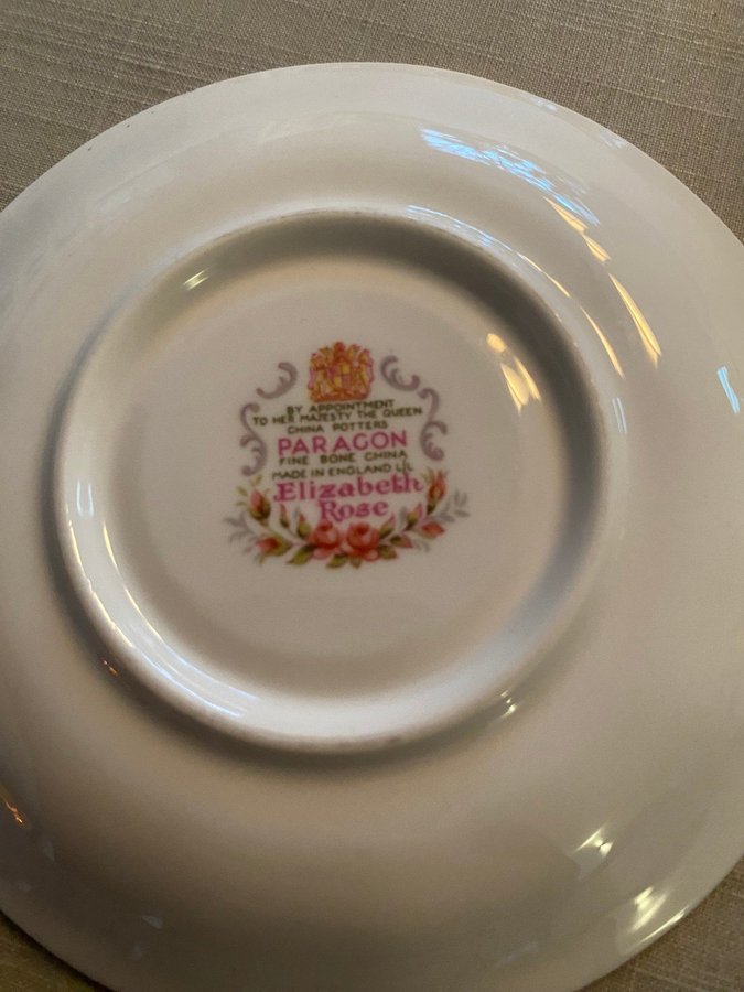 Queen Elizabeth Rose Bone China Potter 24 Delar