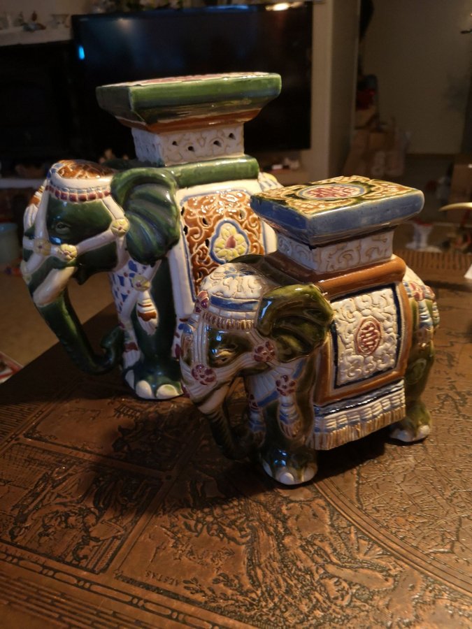 VINTAGE RETRO PIEDESTAL LITEN ELEFANT