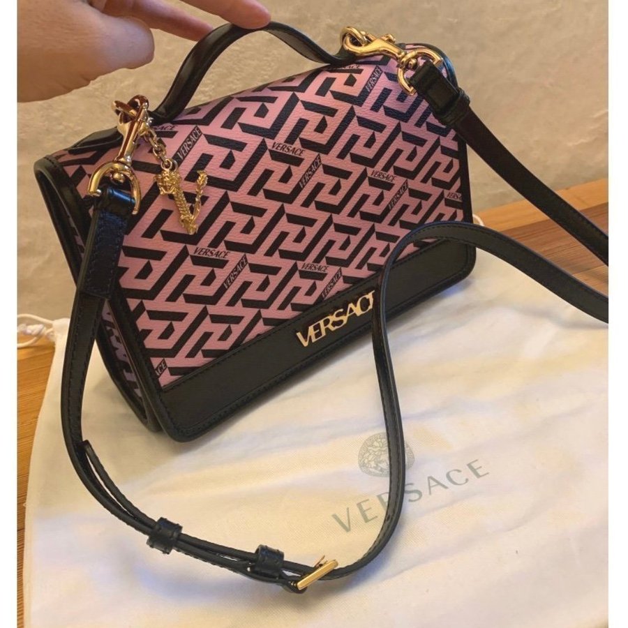 Versace axel väska i rosa/svart/lila läder