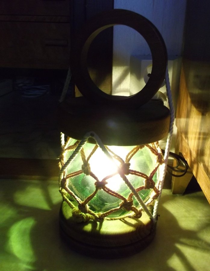 Marin lampa med rep av trä och grön glas kula i nät av rep Kajuta Fartyg