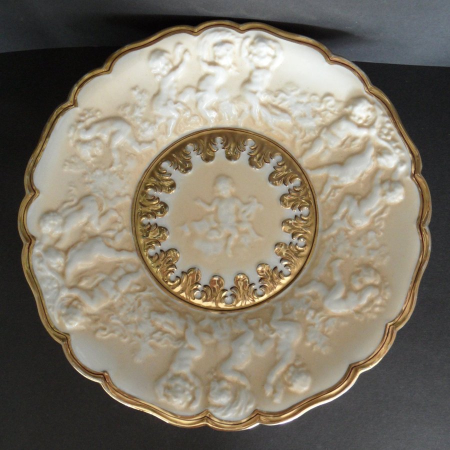 von Schierholz Capri skål / fat med keruber och gulddekor D 29 cm ca 1920/30-tal