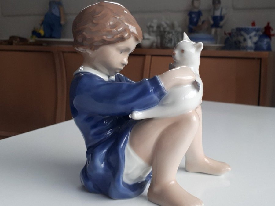 Rare Royal Copenhagen Like-New 4631 Flicka med Katt Porslin Figur Pige med Kat