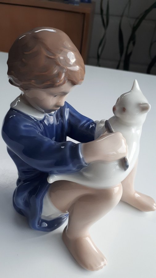 Rare Royal Copenhagen Like-New 4631 Flicka med Katt Porslin Figur Pige med Kat