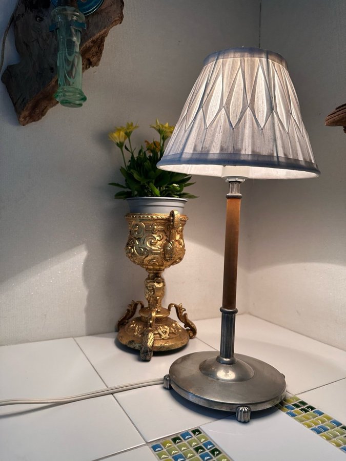 Bordslampa/ fönsterlampa/ lampa/ svensk tenn/ tyg/ sänglampa/ L8/ stämplad