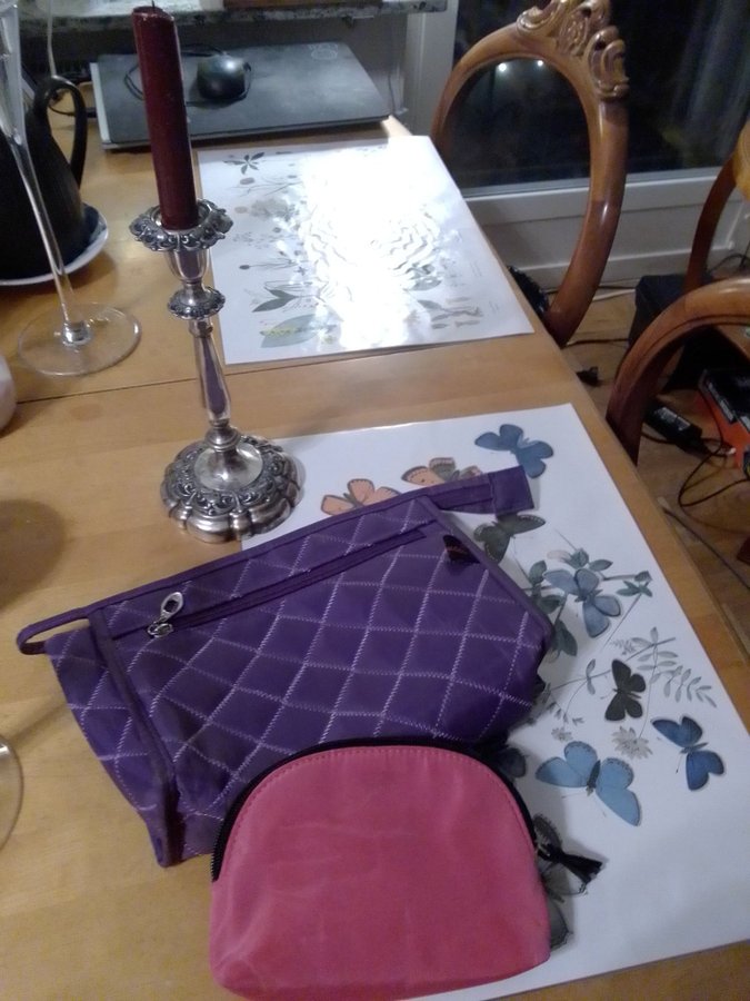 2 st Necessärer en syren+ en rosa smink bag Victoria Secrets följer med