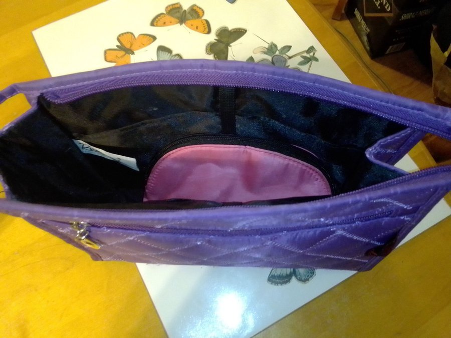 2 st Necessärer en syren+ en rosa smink bag Victoria Secrets följer med