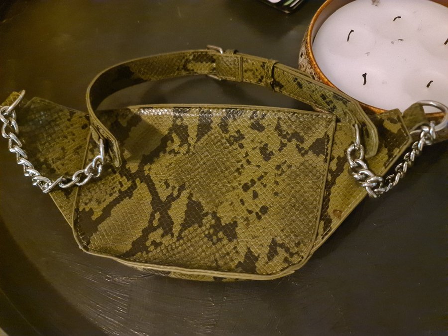 Midjeväska cross body bag grön ormskinn väska