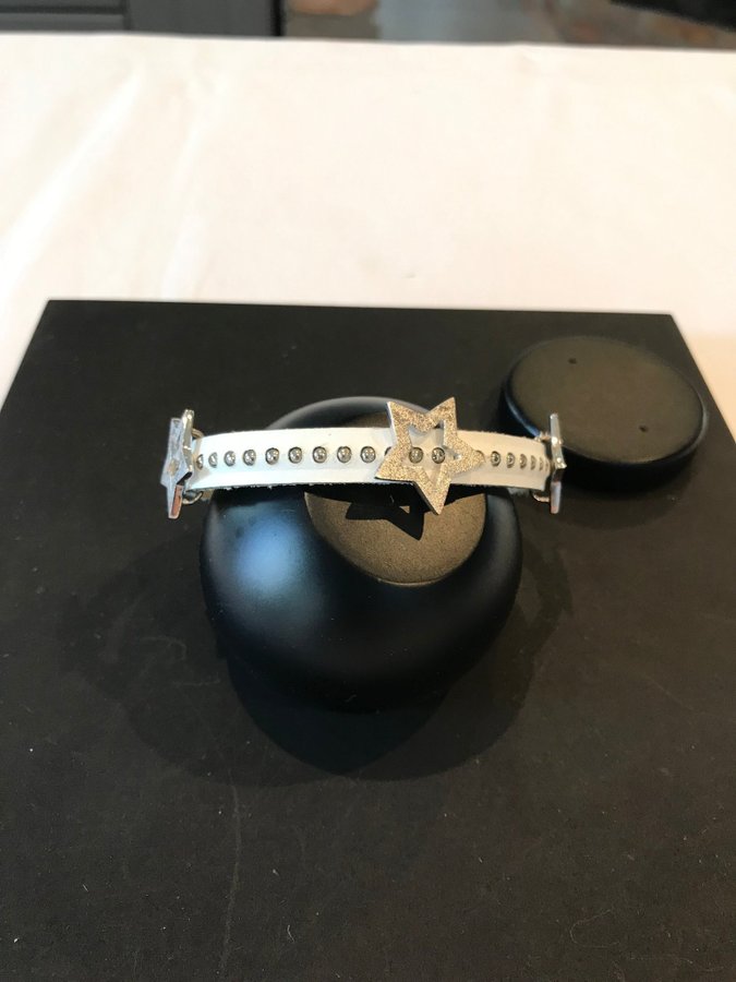 "Anna Viktoria" Läder armband med tre styck stjärnor och magnetknäppe