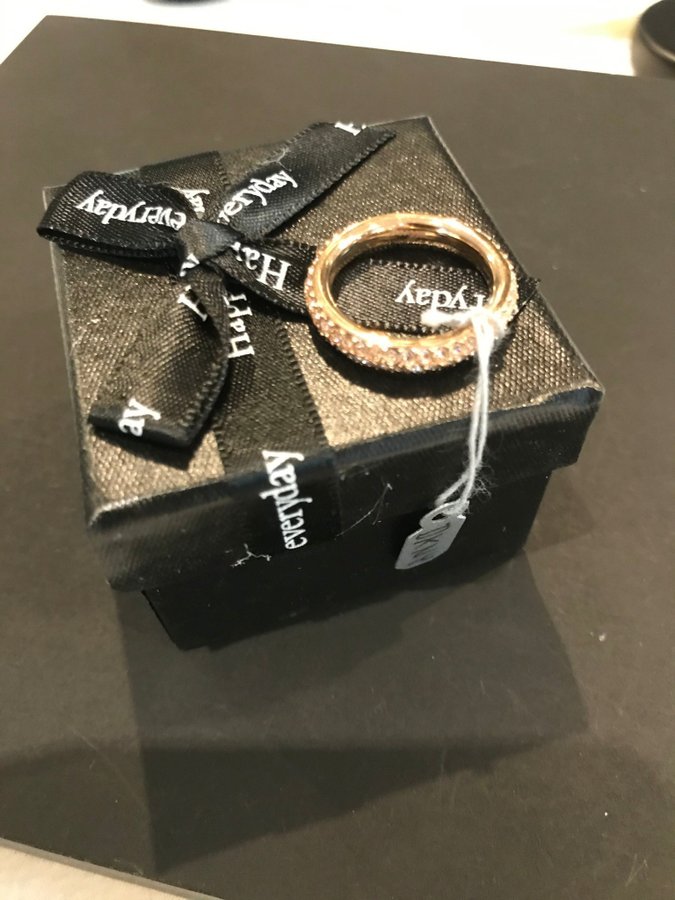 DKNY Ring Stainless guldpläterad med stenar runt hela ringen st 168mm