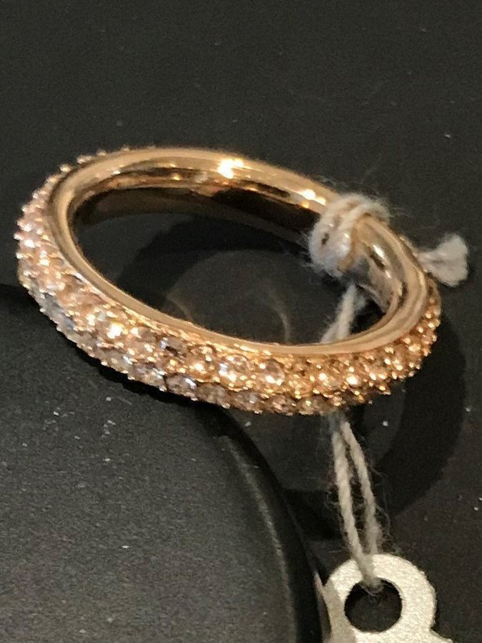 DKNY Ring Stainless guldpläterad med stenar runt hela ringen st 168mm