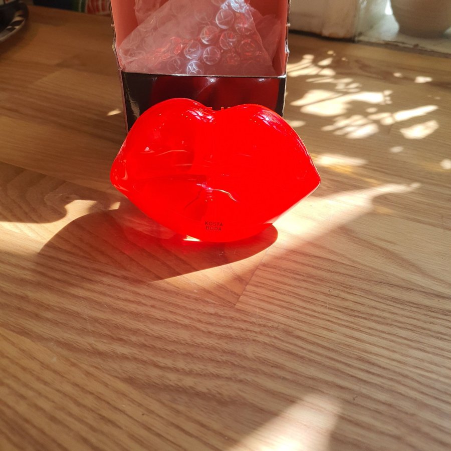 Kosta Boda Make Up Hotlips Sculpture Röd
