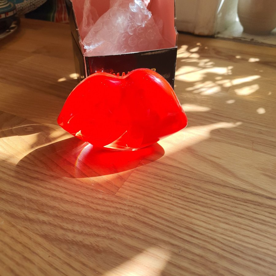 Kosta Boda Make Up Hotlips Sculpture Röd