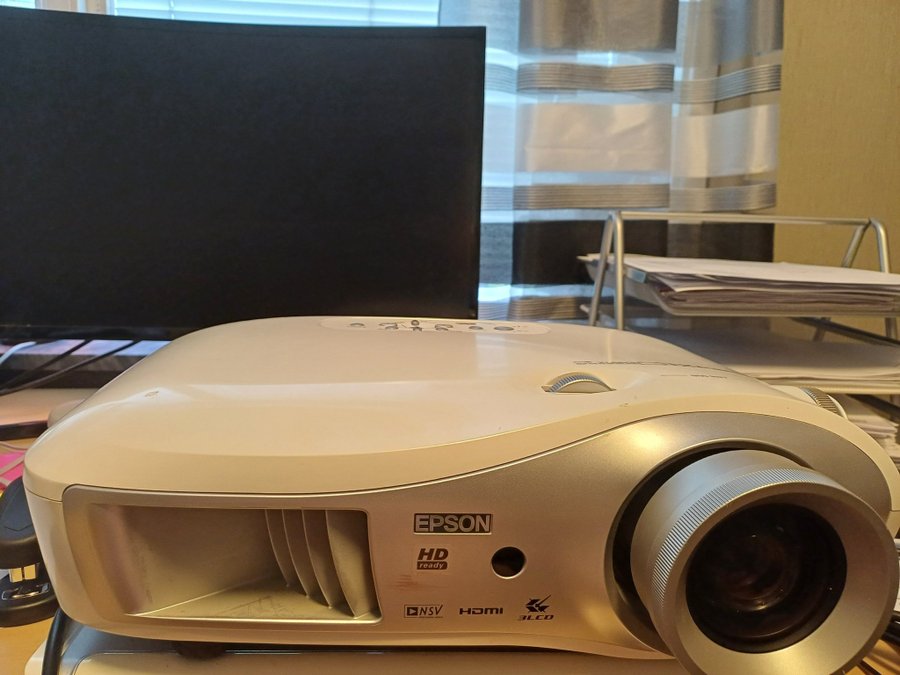 Epson EMP-TW700