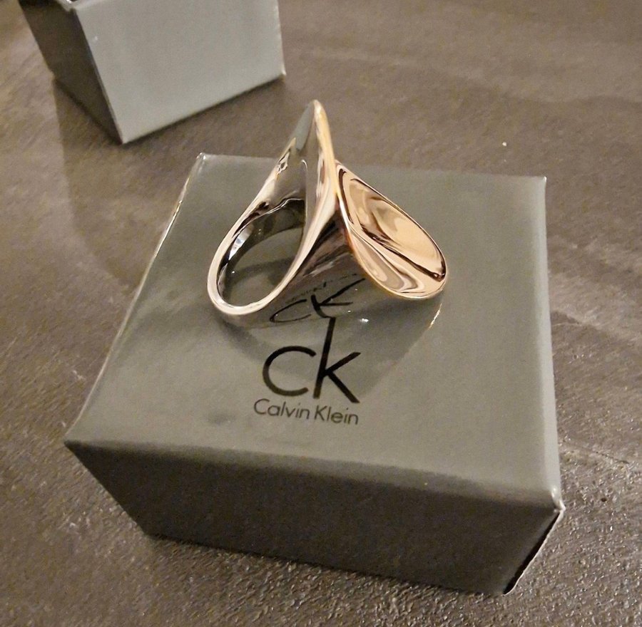 Ny ring från Calvin Klein i strl 17 (Diametern i ringen är 17 cm