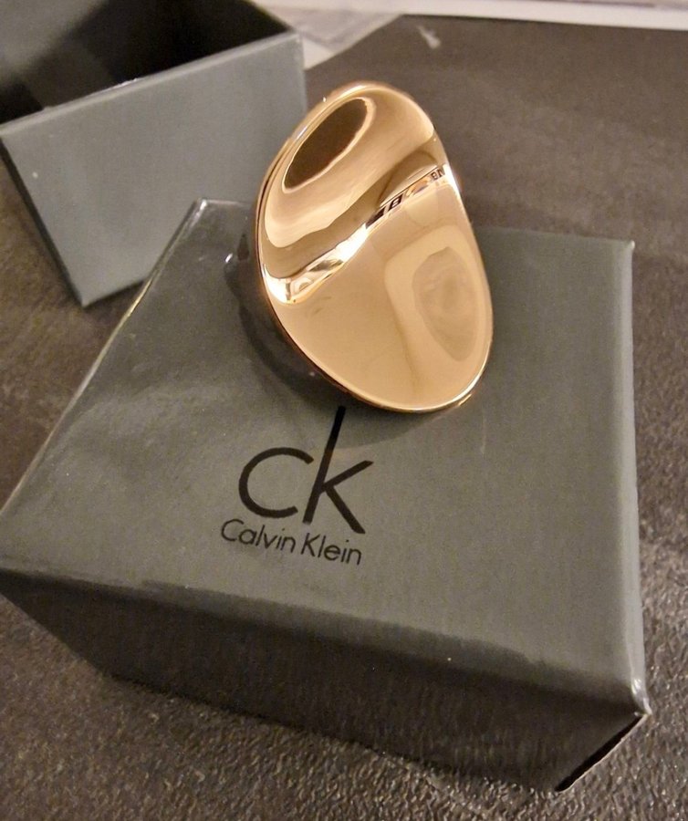 Ny ring från Calvin Klein i strl 17 (Diametern i ringen är 17 cm