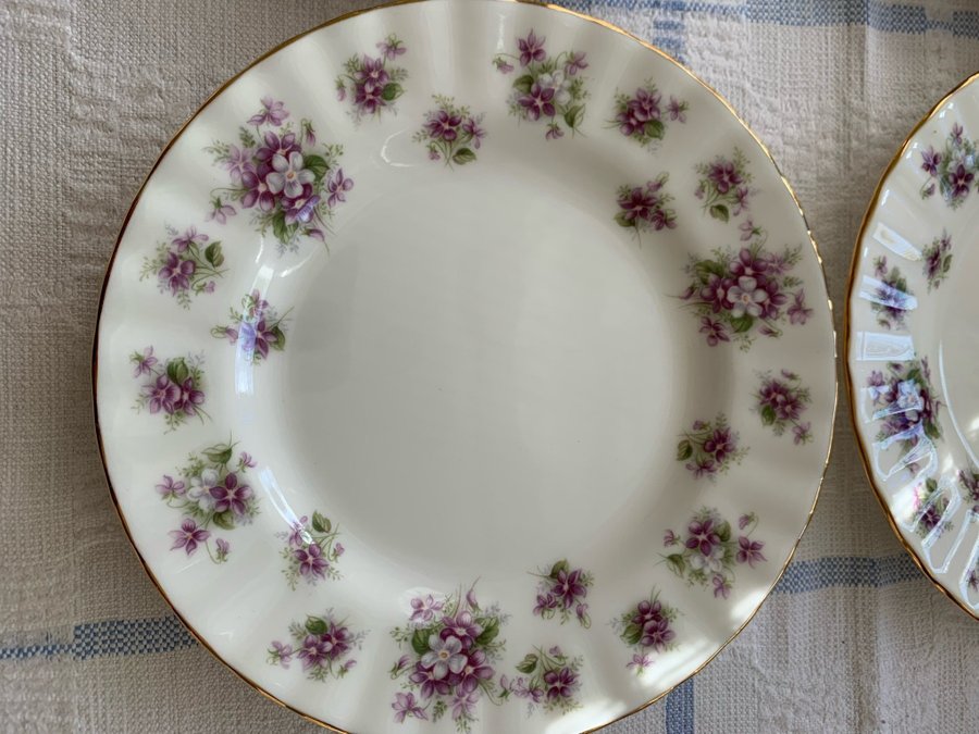 FYRA STYCKEN ASSIETTER ROYAL ALBERT **SWEET VIOLETS** ENGLAND