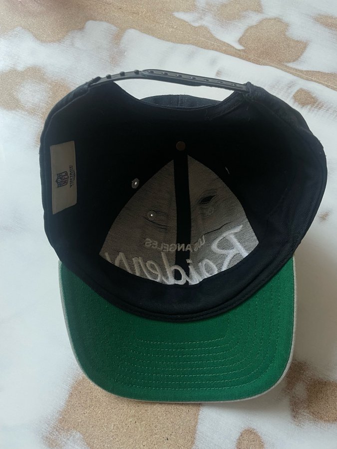 Raiders svart snapback keps