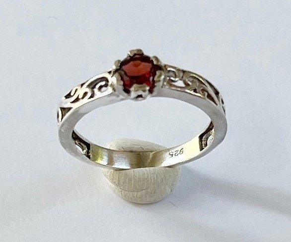 Vacker 925 silver ring med GRANAT - stämplad 925
