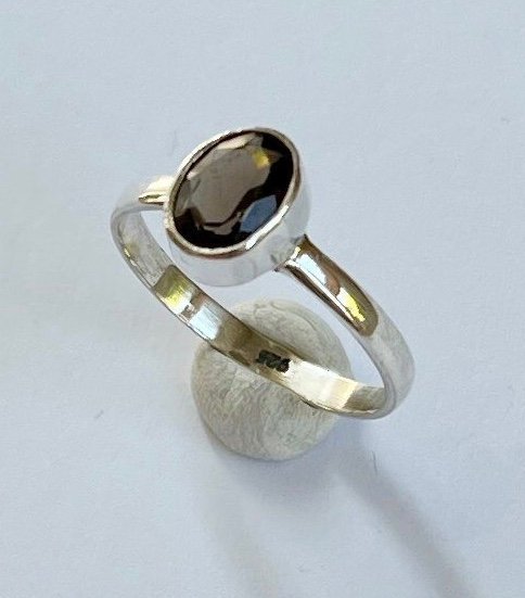 Vacker 925 silver ring med RÖKIG TOPAS - stämplad 925