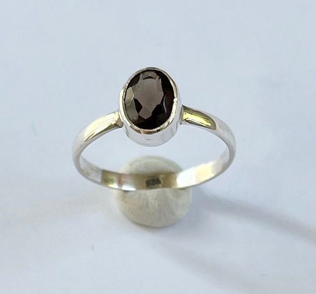 Vacker 925 silver ring med RÖKIG TOPAS - stämplad 925