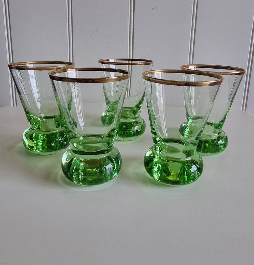 5 st glas med grön rundad fot volym 60 ml