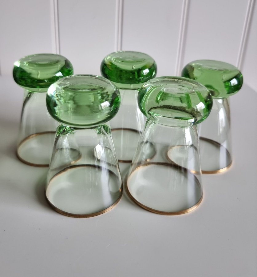 5 st glas med grön rundad fot volym 60 ml