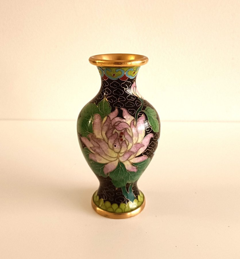 Vintage Cloisonne vas kinesisk mässing och emaljdesign