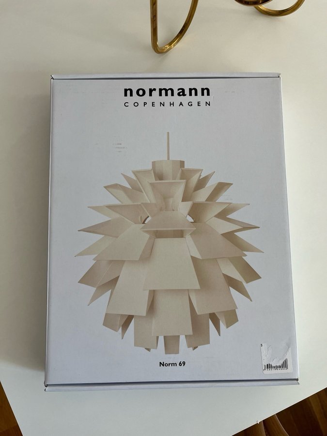 Normann Copenhagen design taklampa Norm 69 L design Simon Karkov