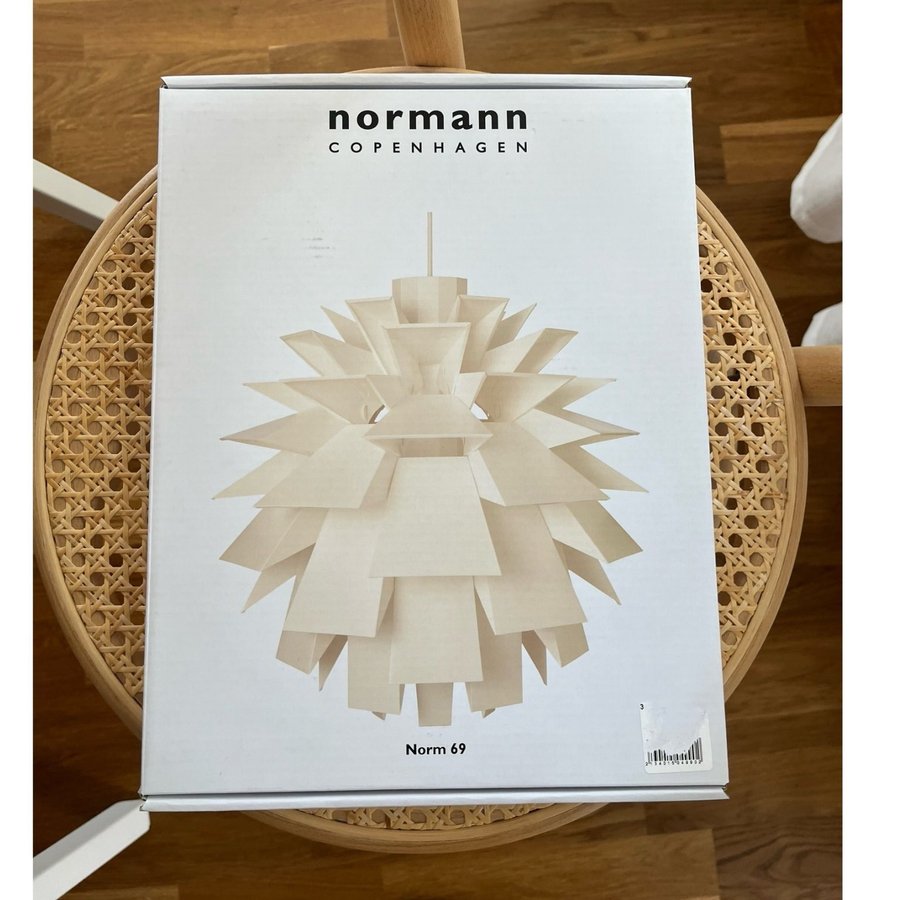 Normann Copenhagen design taklampa Norm 69 L design Simon Karkov