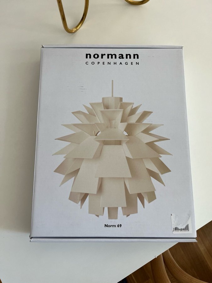 Normann Copenhagen design taklampa Norm 69 L design Simon Karkov